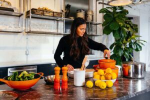 femme donne un cours de cuisine durant une activité de team building