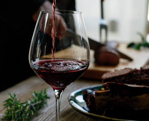 Verre de vin rouge et cote de boeuf